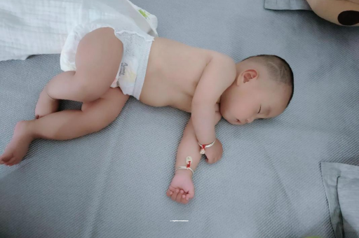 宜城三个月宝宝抬头不稳
